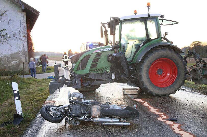 Bei einem Unfall mit einem Traktor sind am Samstag zwei Motorradfahrer ums Leben gekommen.