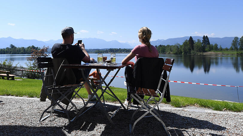 Auf dem Land schaut&rsquo;s fast normal aus: Ein Biergarten in Uffing am Staffelsee.