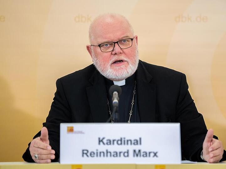 Kardinal Reinhard Marx, Vorsitzender der Deutschen Bischofskonferenz, spricht am Mikrofon. Foto: Mohssen Assanimoghaddam/Archiv