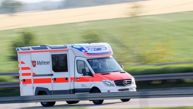 Ein Rettungswagen der Malteser fährt mit Blaulicht von der Unfallstelle. Foto: Jan Woitas/zb/dpa/Archivbild Ein Rettungswagen der Malteser fährt mit Blaulicht von der Unfallstelle. Foto: Jan Woitas/zb/dpa/Archivbild