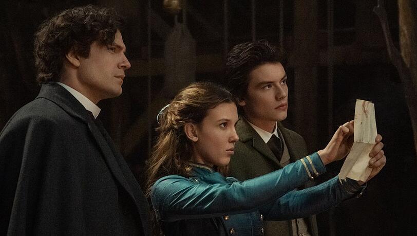 Henry Cavill, Millie Bobby Brown und Louis Partridge in "Enola Holmes 2".