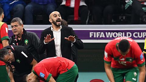 Marokkos Trainer Walid Regragui lenkte das Spiel seiner Mannschaft von der Seitenlinie aus.