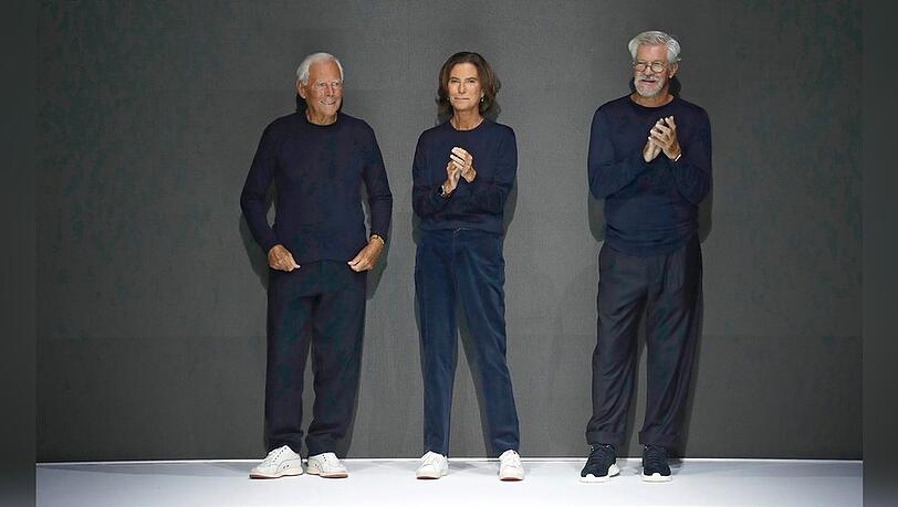 Giorgio Armani (links) mit seiner Nichte Roberta und seiner "rechten Hand" Leo Dell'Orco bei der Mailänder Modewoche 2022.