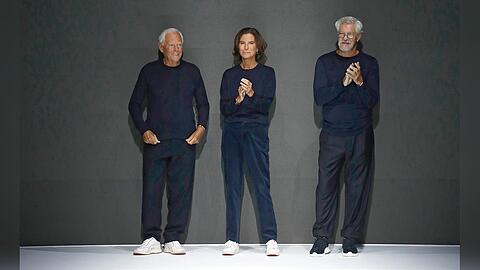 Giorgio Armani (links) mit seiner Nichte Roberta und seiner "rechten Hand" Leo Dell'Orco bei der Mailänder Modewoche 2022.