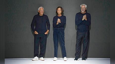 Giorgio Armani (links) mit seiner Nichte Roberta und seiner "rechten Hand" Leo Dell'Orco bei der Mailänder Modewoche 2022.