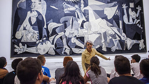 Picassos Bild &bdquo;Guernica&ldquo; entstand 1937 im Auftrag der Republik und erinnert an die Bombardierung der baskischen Kleinstadt durch die deutsche Legion Condor heute h&auml;ngt das Bild im Museum Reina Sof&iacute;a in Mdrid.