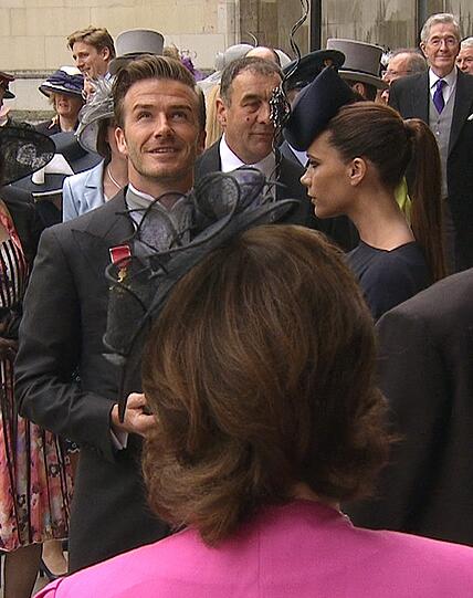 Die ersten Gäste kommen an der Westminster Abbey an: Fußballstar David Beckham mit seiner Frau Victoria.