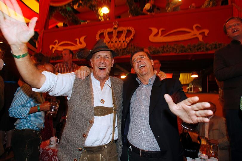 Ja mei! Die haben Spaß, die zwei! Ex-Rennfahrer Hans-Joachim Struck feiert Arm in Arm mit Medienmanager Hans Mahr bei der VW- und Focus-Wiesn im Hippodrom.