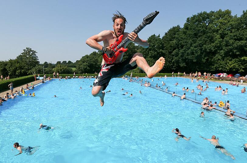 Brütende Hitze in Wacken. Die Metal-Fans strömen zu Tausenden ins örtliche Freibad.