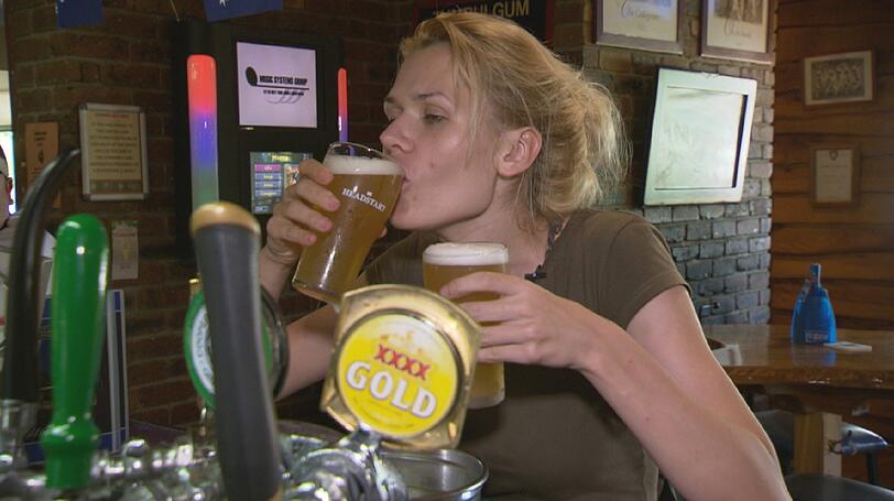 Zwei Bier, Cola, Hamburger und Pommes - Sara Kulkas Bestellung nach ihrem Auszug aus dem Camp in einem Pub.