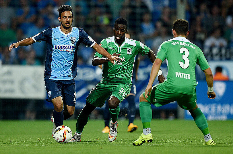 Bochums Onur Bulut (links) geht mit dem Ball an den Münchnern Stephane Mvibudulu (Mitte) und Maximilian Wittek vorbei.