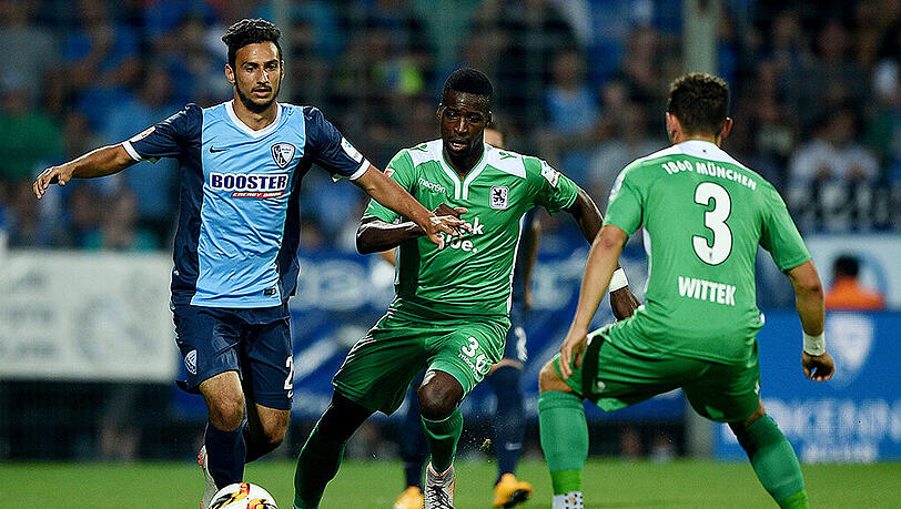 Bochums Onur Bulut (links) geht mit dem Ball an den Münchnern Stephane Mvibudulu (Mitte) und Maximilian Wittek vorbei. Bochums Onur Bulut (links) geht mit dem Ball an den Münchnern Stephane Mvibudulu (Mitte) und Maximilian Wittek vorbei.