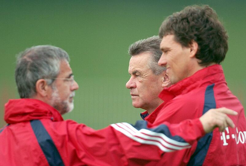 Gerd Müller mit Ottmar Hitzfeld und Michael Henke auf dem Trainingsplatz.