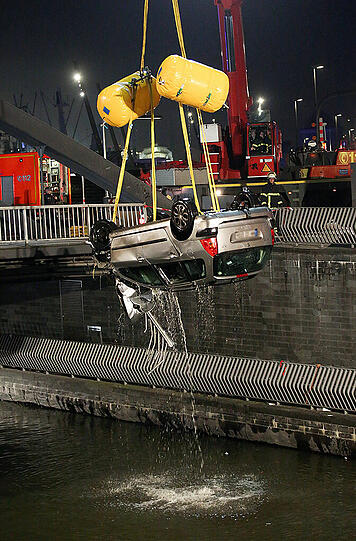 In Hamburg ist ein Pkw von einer Brücke in die Elbe gestürzt, ein Insasse kam dabei ums Leben. Die Bilder von der Bergung.