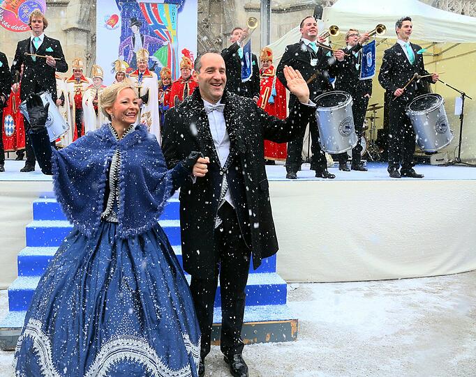 Das Faschingsprinzenpaar hochgeschlossen, die Tänzerinnen hartgesotten: Die Bilder von der volkstümlichen Inthronisierung am Marienplatz.