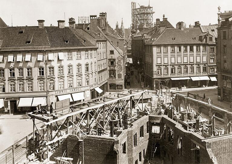 1903: München baut &ndash; der Blick geht hier auf die Baustelle des Ruffinihauses (das im kommenden Jahr groß saniert wird) sowie im Hintergrund auf das Gerüst beim Bau des Neuen Rathausturms.