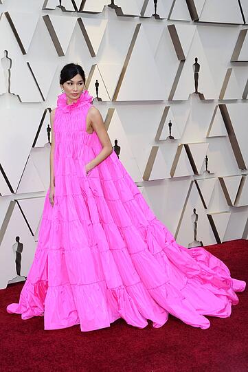 Flop: Gemma Chan sieht in ihrem knallpinken Valentino Haute Couture-Kleid direkt aus "Alice im Wunderland" entsprungen.