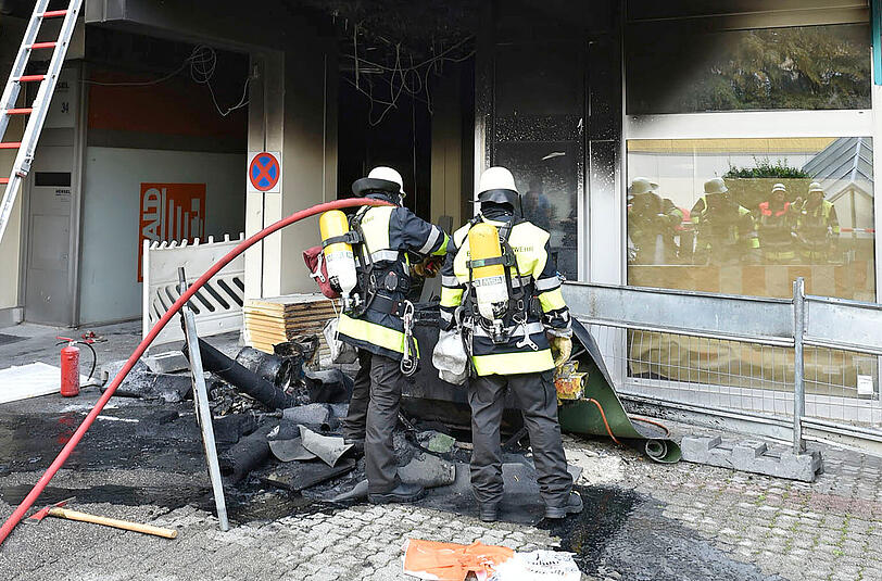 Die Feuerwehr löschte die in Brand geratene Isolierung des Wohnhauses.