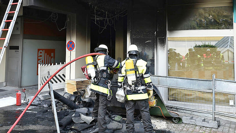 Die Feuerwehr löschte die in Brand geratene Isolierung des Wohnhauses. Die Feuerwehr löschte die in Brand geratene Isolierung des Wohnhauses.