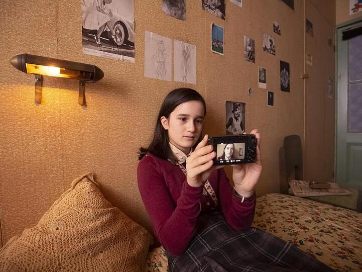 Luna Cruz Perez als Anne Frank in einer Szene aus dem Video-Tagebuch.