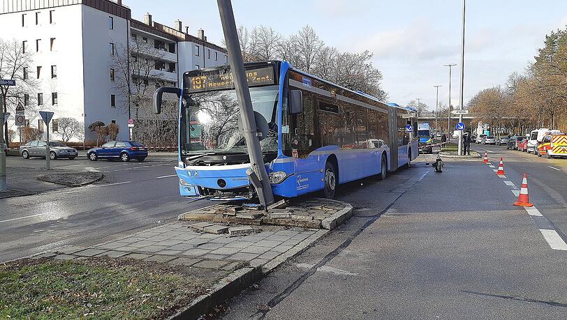Im Bereich Böglstraße-Schumacherring verlor ein Busfahrer am Freitag das Bewusstsein.