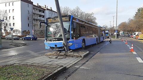 Im Bereich Böglstraße-Schumacherring verlor ein Busfahrer am Freitag das Bewusstsein.