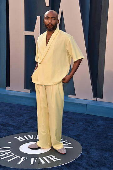 So kann Mann auch auf den roten Teppich gehen: Donald Glover zeigt, wie man sich modisch ohne Smoking bei einer Preisverleihung präsentieren kann.