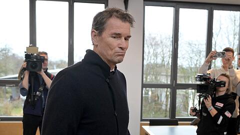 Der wegen Hausfriedensbruch und Sachbeschädigung angeklagte ehemalige Fußball-Nationaltorwart Jens Lehmann steht vor Gericht.