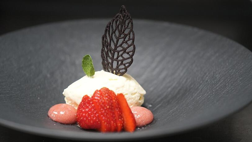 Passionsfrucht trifft weite Schokolade: Das Mousse wird garniert mit etwas Crunch. Passionsfrucht trifft weite Schokolade: Das Mousse wird garniert mit etwas Crunch.