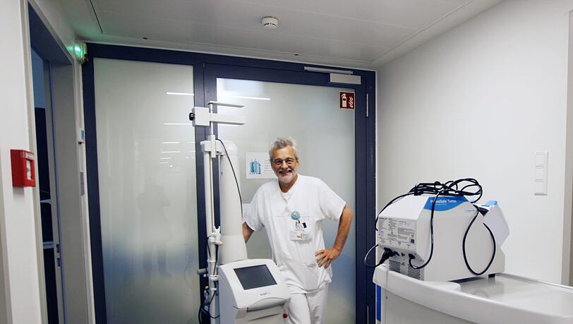 Dr. Carsten Krohn mit dem teuren Laser. Dr. Carsten Krohn mit dem teuren Laser.