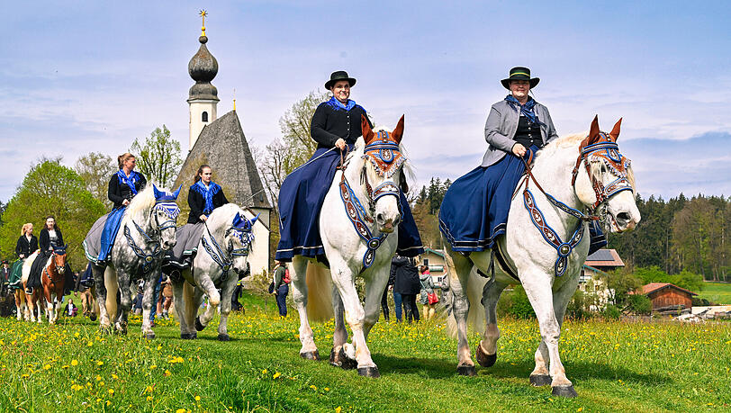 Geht doch: In Bayern ist am Ostermontag was los. Auf festlich geschmückten Pferden reiten Teilnehmer am Georgiritt heuer in einem langen Festzug von Traunstein zur Ettendorfer Kirche. Der Ritt gehört zu den größten Pferdewallfahrten in Bayern.