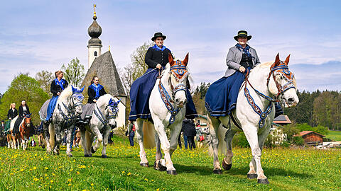 Geht doch: In Bayern ist am Ostermontag was los. Auf festlich geschmückten Pferden reiten Teilnehmer am Georgiritt heuer in einem langen Festzug von Traunstein zur Ettendorfer Kirche. Der Ritt gehört zu den größten Pferdewallfahrten in Bayern.