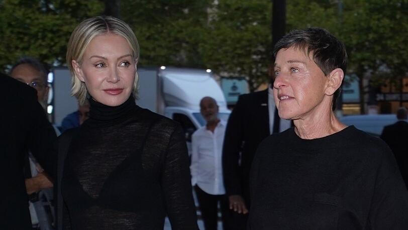 Als Ellen DeGeneres (r.) mit Ehefrau Portia de Rossi im September durch Paris lief, trug sie noch graue Haare.