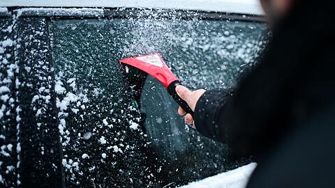 Gefrierender Regen, Glatteis und Neuschnee: Besonders im Westen und S&uuml;den kann das Autofahren abends zum Risiko werden.