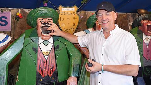 Josef E. K&ouml;ppliner auf der Oiden Wiesn in der "Bayerischen Wurfbude".