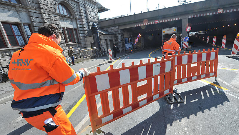 Die Firma Hahn sperrte am Montag drei Spuren im Celtistunnel, um den Monsterbau vorzubereiten. Die Firma Hahn sperrte am Montag drei Spuren im Celtistunnel, um den Monsterbau vorzubereiten.