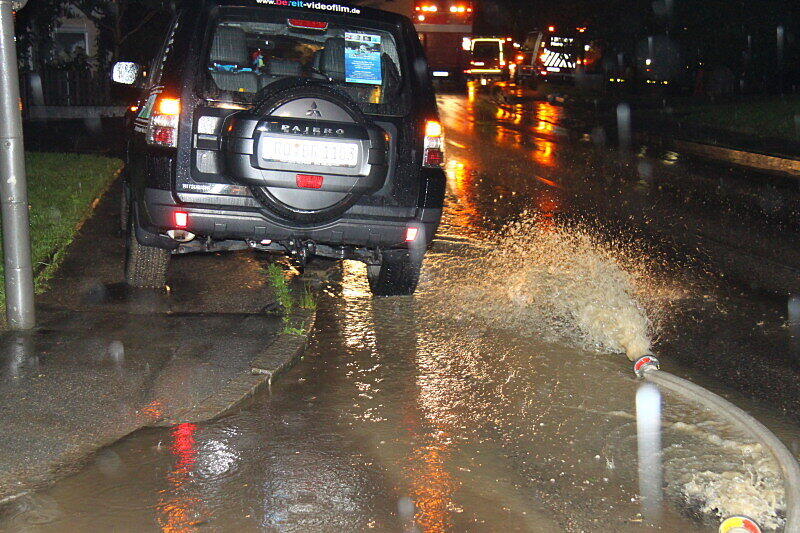 Land unter im Landkreis Rosenheim. Die Bilder von den Aufräumarbeiten in Riedering.