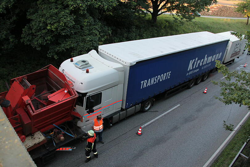 Reichertsheim: Massen-Crash: Hier krachen drei LKW ineinander - Bayern - Abendzeitung München