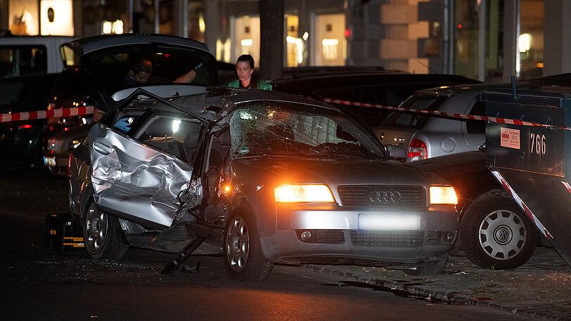 Am Ende einer Verfolgungsjagd stirbt eine unbeteiligte Radlerin. Die Bilder vom Horror-Unfall in Berlin.
