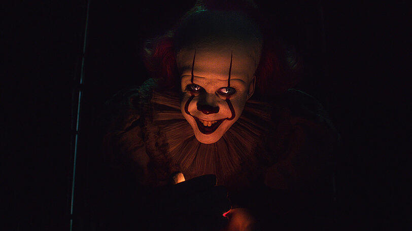 Ist bestens gelaunt aus seinem 27 Jahre währenden Schlaf erwacht: Pennywise (Bill Skarsgaard)