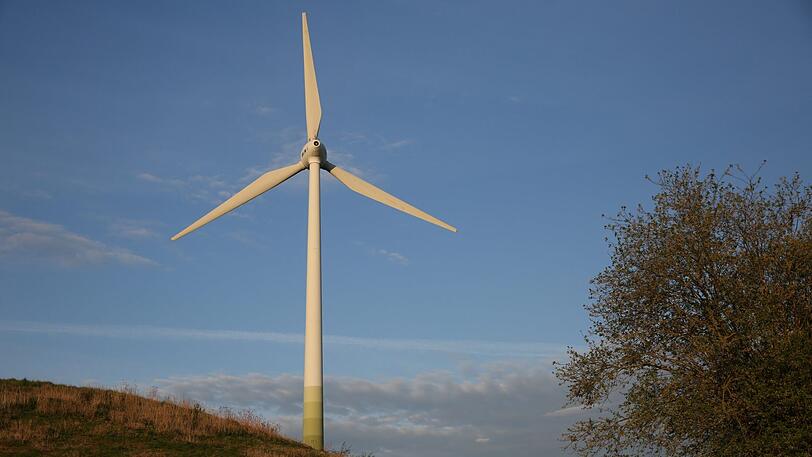 Fast schon ein Wahrzeichen der Stadt: das Windrad auf dem ehemaligen Müllberg.