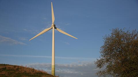 Fast schon ein Wahrzeichen der Stadt: das Windrad auf dem ehemaligen Müllberg.