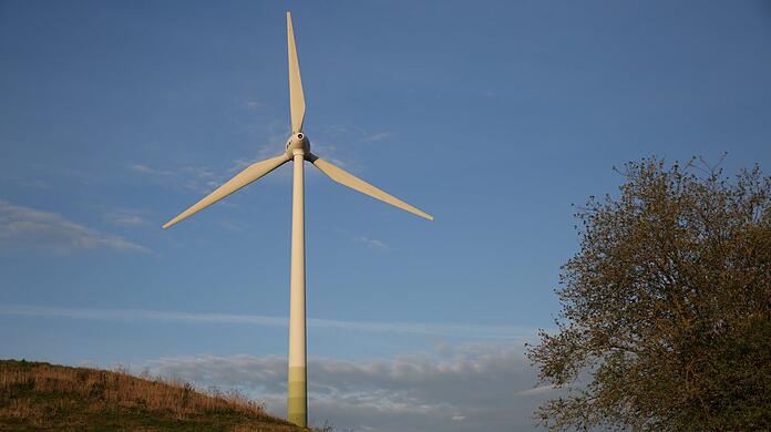 Fast schon ein Wahrzeichen der Stadt: das Windrad auf dem ehemaligen Müllberg. Fast schon ein Wahrzeichen der Stadt: das Windrad auf dem ehemaligen Müllberg.