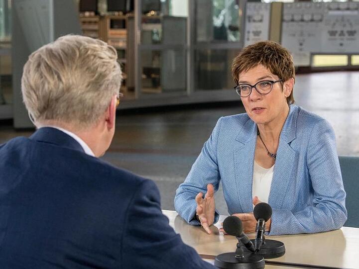 ZDF-Moderator Theo Koll im Interview mit der CDU-Vorsitzenden Annegret Kramp-Karrenbauer. Sascha Baumann/ZDF