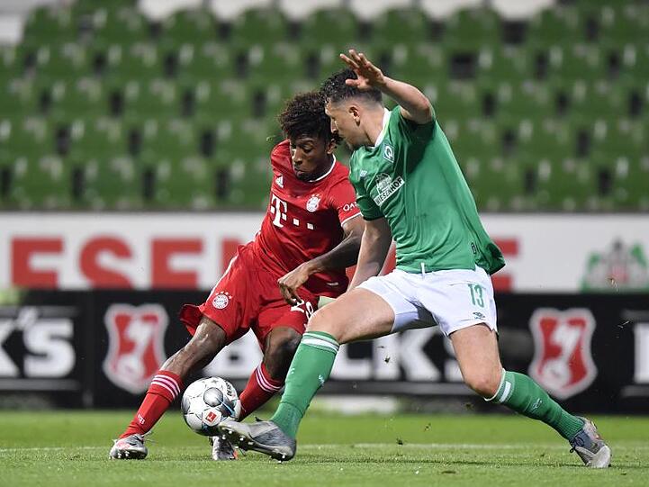 Bayerns Kingsley Coman (l) kämpft mit Bremens Milos Veljkovic um den Ball . Foto: Martin Meissner/AP-Pool/dpa