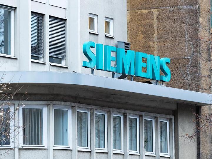Der Schriftzug &bdquo;Siemens&ldquo; des Unternehmens ist zu sehen. Foto: Soeren Stache/dpa-Zentralbild/dpa