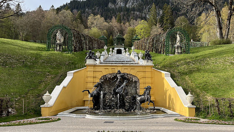 Frisch renoviert und gereinigt, leuchtet und plätschert die Kaskade im Schlosspark Linderhof nun wieder. Frisch renoviert und gereinigt, leuchtet und plätschert die Kaskade im Schlosspark Linderhof nun wieder.