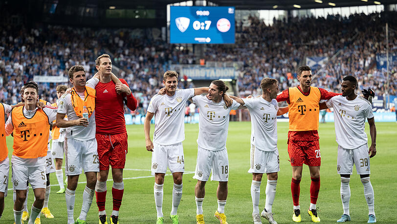 So lässt es sich ausgelassen vor der Fankurve tanzen: Der FC Bayern stellt mit dem 7:0-Erfolg beim VfL Bochum einen neuen Startrekord in der Bundesliga auf. Wer soll dieses Team stoppen?