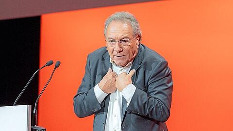 Klaus Ernst will mit dem Bündnis Sahra Wagenknecht erneut in den Bundestag einziehen. Doch kurz vor der Wahl verliert er den Rückhalt seiner ehemaligen Verbündeten.