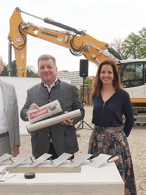 Grundsteinlegung für 347 geförderte und barrierefreie Wohnungen mit (v.l.) Bayernheim-Chef Ralph Büchele, Bauminister Christian Bernreiter (CSU) und Baunova-Chefin Kristina Frank.